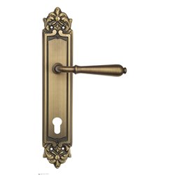 Дверная ручка Venezia "CLASSIC" CYL на планке PL96 матовая бронза